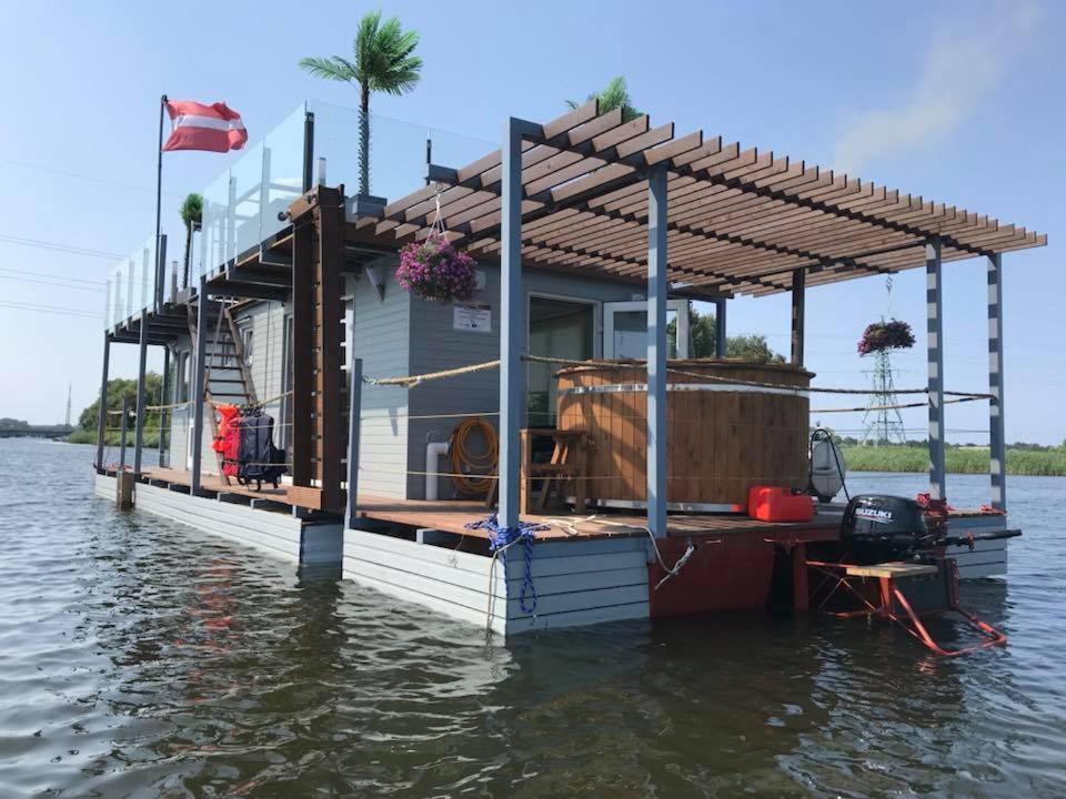 Houseboat On The Water Hotel Liepāja Buitenkant foto
